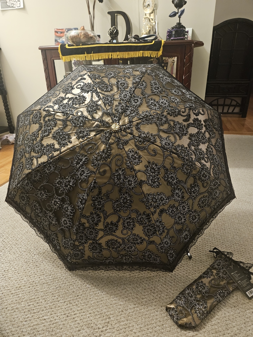Gold and Black Lace Folding Parasol - Elegant Women's Umbrella - Picture 6 of 9